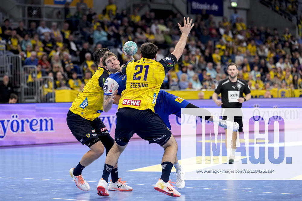 From left: Robert Timmermeister (RNL), 7, Elias Scholtes (ThSV), 4, Aron Seesing (RNL), 21, tackle, game scene, duel, tackle, tackling, dynamic, action, 08 10 2026, Mannheim, Germany, handball, Bundesliga, Rhein-Neckar Löwen vs. ThSV Eisenach