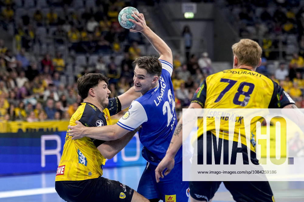 From left: Aron Seesing (RNL), 21, Felix Aellen (ThSV), 22, Edwin Aspenbäck (RNL), 78, tackle, game scene, duel, tackle, tackling, dynamic, action, 08 10 2026, Mannheim, Germany, handball, Bundesliga, Rhein-Neckar Löwen vs. ThSV Eisenach