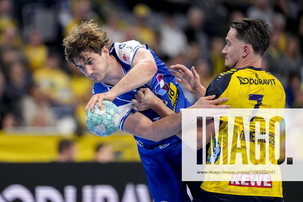 From left: Stephan Seitz (ThSV), 44, Robert Timmermeister (RNL), 7, tackle, game scene, duel, tackle, tackling, dynamism, action, 08 10 2026, Mannheim, Germany, handball, Bundesliga, Rhein-Neckar Löwen vs. ThSV Eisenach