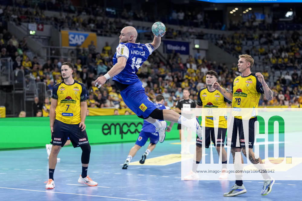 From left: Robert Timmermeister (RNL), 7; Peter Walz (ThSV), 14, with the ball; Aron Seesing (RNL), 21; Edwin Aspenbäck (RNL), 78, on a jump shot, shot, goal attempt, action, game play, October 8, 2026, Mannheim, Germany, handball, Bundesliga, Rhein-Neckar Löwen vs. ThSV Eisenach