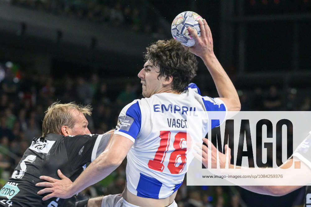 In the photo, from left: Max Darj, Füchse Berlin, 05; Vasco Costa, FC Porto, 18; one-on-one, action, battle, fighting for the ball, GER, Berlin, handball, Füchse Berlin vs. FC Porto, EHF Champions League, Matchday 3 of Group A, at the Max Schmeling Halle, Am Falkplatz 1, October 8, 2026,