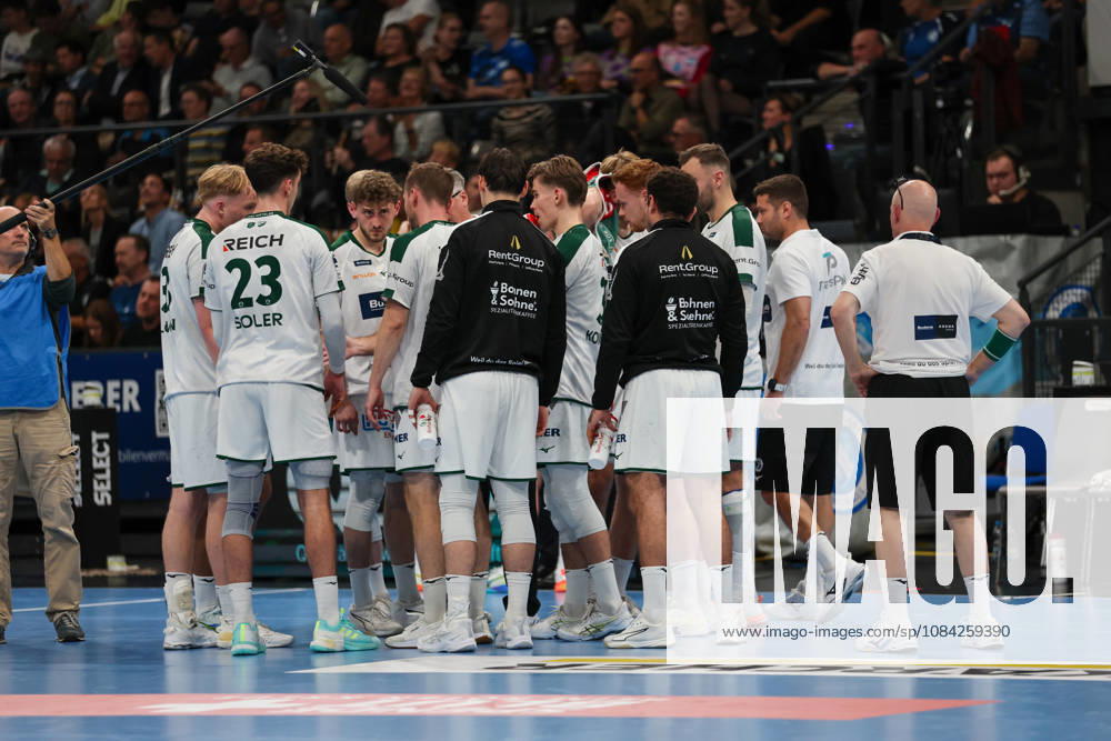 The HSG Wetzlar team during a timeout: GER, TVB Stuttgart vs. HSG Wetzlar, Handball, Opel Handball Bundesliga, Matchday 8, 2026–2027 season, October 8, 2026, GER, TVB Stuttgart vs. HSG Wetzlar, Handball, Opel Handball Bundesliga, Matchday 8, 2026–2027 season, October 8, 2026, Stuttgart