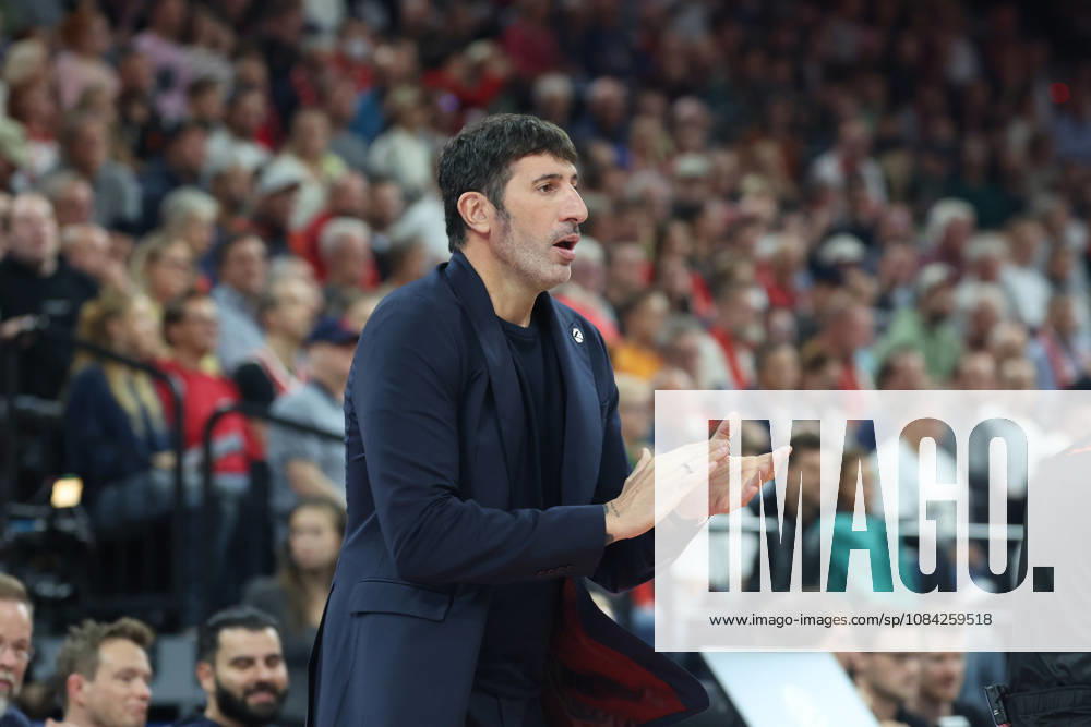 Alex Mumbru, head coach of Virtus Bologna, is applauded, GER, FC Bayern Basketball vs. Virtus Bologna, basketball, EuroLeague, Matchday 4, 2026–2027 season, October 8, 2026, GER, FC Bayern Basketball vs. Virtus Bologna, Basketball, EuroLeague, Matchday 4, 2026–2027 season, October 8, 2026, Munich