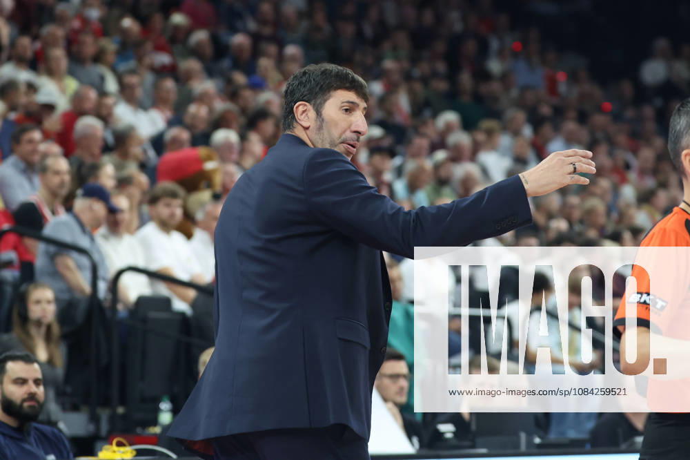 Alex Mumbru, head coach of Virtus Bologna, gesturing, GER, FC Bayern Basketball vs. Virtus Bologna, basketball, EuroLeague, Matchday 4, 2026–2027 season, October 8, 2026, GER, FC Bayern Basketball vs. Virtus Bologna, Basketball, EuroLeague, Matchday 4, 2026–2027 Season, October 8, 2026, Munich