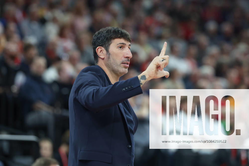 Alex Mumbru, head coach of Virtus Bologna, gesturing, GER, FC Bayern Basketball vs. Virtus Bologna, basketball, EuroLeague, Matchday 4, 2026–2027 season, October 8, 2026, GER, FC Bayern Basketball vs. Virtus Bologna, Basketball, EuroLeague, Matchday 4, 2026–2027 Season, October 8, 2026, Munich