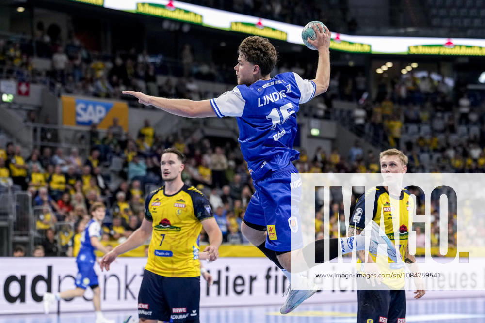 David More (ThSV), 15, on a jump shot, shot, goal attempt, action, game play, October 8, 2026, Mannheim, Germany, handball, Bundesliga, Rhein-Neckar Löwen vs. ThSV Eisenach