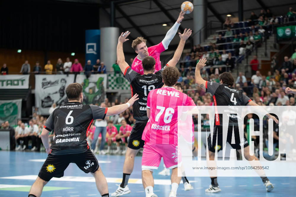 Handball, HBL2: SC DHfK Leipzig vs. TuS N Lübbecke, October 8, 2026; Franz Semper 32; SC DHfK Leipzig shoots from the backcourt; Handball, 2nd Bundesliga, 2026–2027 season, Matchday 7: SC DHfK Leipzig vs. TuS N Lübbecke on October 8, 2026, at the Quarterback Immobilien Arena Leipzig