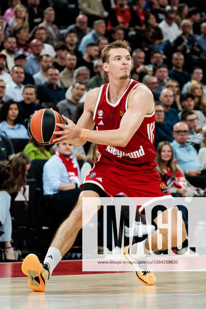 Justus Hollatz (FC Bayern Muenchen, 21) controls the ball during the Turkish Airlines EuroLeague match between FC Bayern Muenchen vs. Virtus Bologna at SAP Garden on round 4 of Turkish Airlines EuroLeague on October 08, 2026 in Munich, Germany. Bavaria Germany