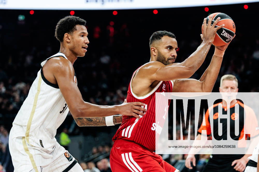 Johannes JT Thiemann (FC Bayern Muenchen, 32) controls the ball against Bo Klintman (Virtus Bologna, 34) during the Turkish Airlines EuroLeague match between FC Bayern Muenchen vs. Virtus Bologna at SAP Garden on round 4 of Turkish Airlines EuroLeague on October 08, 2026 in Munich, Germany. Bavaria Germany