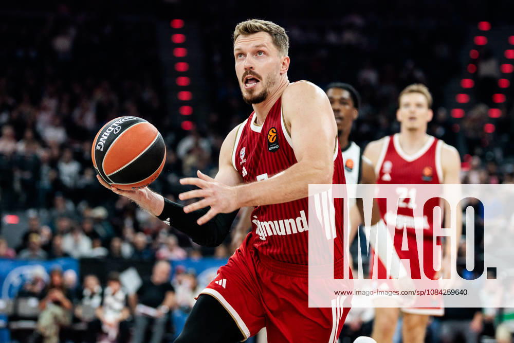 Andreas Andi Obst (FC Bayern Muenchen, 13) controls the ball during the Turkish Airlines EuroLeague match between FC Bayern Muenchen vs. Virtus Bologna at SAP Garden on round 4 of Turkish Airlines EuroLeague on October 08, 2026 in Munich, Germany. Bavaria Germany