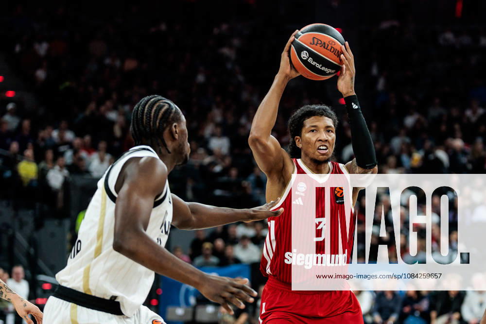 Marjon Beauchamp (FC Bayern Muenchen, 3) controls the ball against Aliou Diarra (Virtus Bologna, 31) during the Turkish Airlines EuroLeague match between FC Bayern Muenchen vs. Virtus Bologna at SAP Garden on round 4 of Turkish Airlines EuroLeague on October 08, 2026 in Munich, Germany. Bavaria Germany