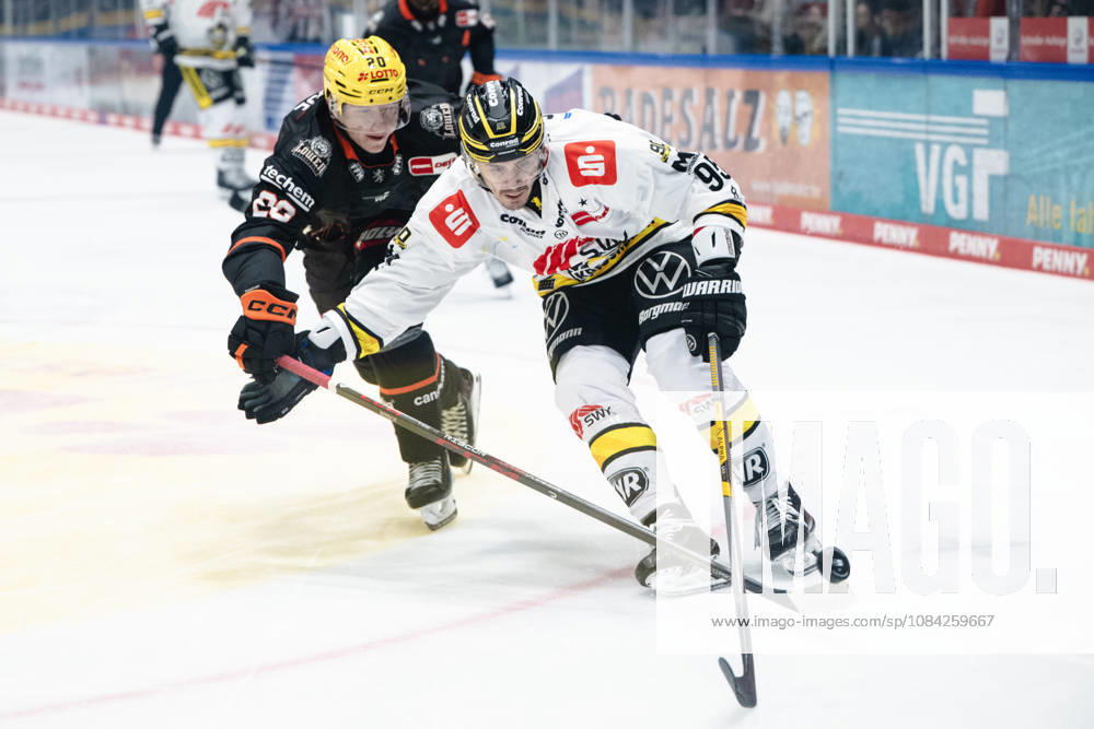 Fabio Kose, Loewen Frankfurt, 20; Adam Payerl, Krefeld Pinguine, 90 GER; Loewen Frankfurt vs. Krefeld Pinguine, ice hockey, PENNY DEL, Matchday 7, 2026–2027 season, October 8, 2026 GER, Loewen Frankfurt vs. Krefeld Pinguine, Ice Hockey, PENNY DEL, Matchday 7, 2026–2027 Season, October 8, 2026 Frankfurt am Main