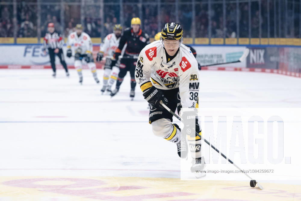 Tim Schuetz, Krefeld Pinguine, 38 GER, Loewen Frankfurt vs. Krefeld Pinguine, Ice Hockey, PENNY DEL, Matchday 7, 2026–2027 Season, October 8, 2026 GER, Loewen Frankfurt vs. Krefeld Pinguine, Ice Hockey, PENNY DEL, Matchday 7, 2026–2027 Season, October 8, 2026 Frankfurt am Main