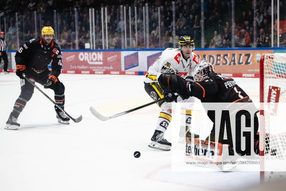 Adam Payerl, Krefeld Pinguine, 90; Nico Pertuch, Loewen Frankfurt, 01 GER; Loewen Frankfurt vs. Krefeld Pinguine, Ice Hockey, PENNY DEL, Matchday 7, 2026–2027 Season, October 8, 2026 GER, Loewen Frankfurt vs. Krefeld Pinguine, Ice Hockey, PENNY DEL, Matchday 7, 2026–2027 Season, October 8, 2026 Frankfurt am Main