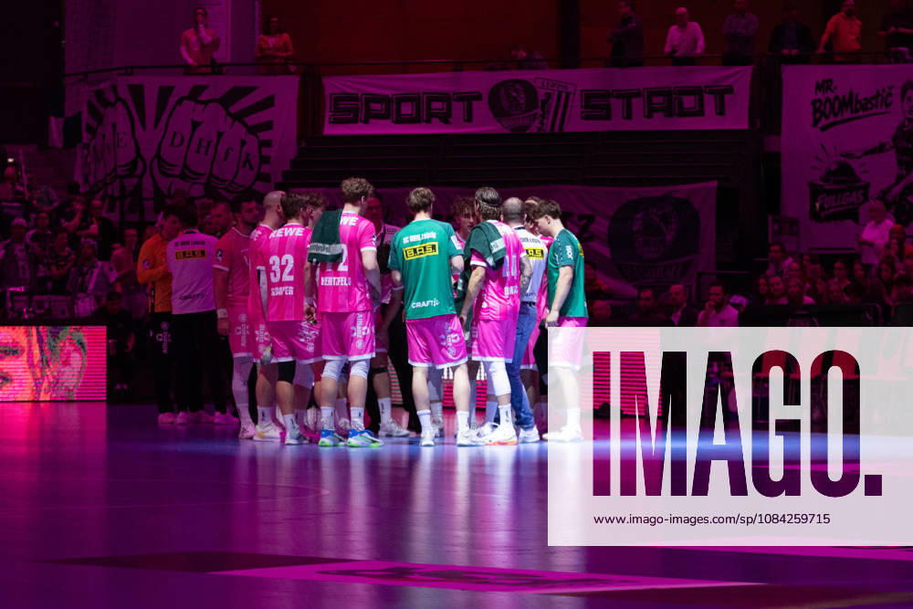 Handball, HBL2: SC DHfK Leipzig vs. TuS N Lübbecke, October 8, 2026. The SC DHfK Leipzig team in special pink jerseys during a timeout in the center circle. Handball, 2nd Bundesliga, 2026–2027 season, Matchday 7: SC DHfK Leipzig vs. TuS N Lübbecke on October 8, 2026, at the Quarterback Immobilien Arena Leipzig