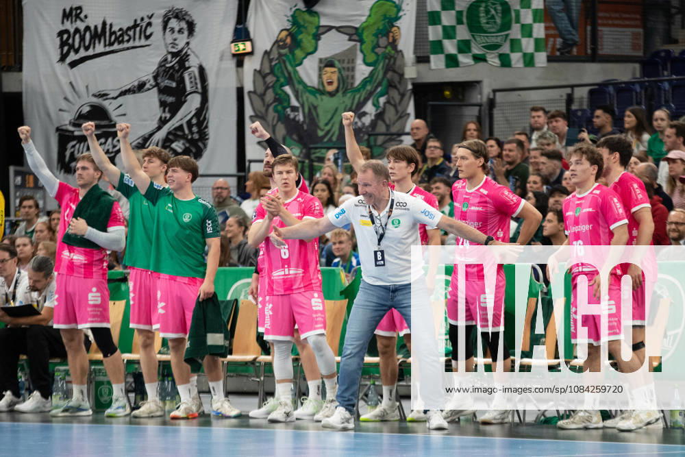 Handball, HBL2: SC DHfK Leipzig vs. TuS N Lübbecke, October 8, 2026. Jubilation on the Leipzig bench; Head Coach Frank Carstens, SC DHfK Leipzig. Handball, 2nd Bundesliga, 2026–2027 season, Matchday 7: SC DHfK Leipzig vs. TuS N Lübbecke on October 8, 2026, at the Quarterback Immobilien Arena Leipzig