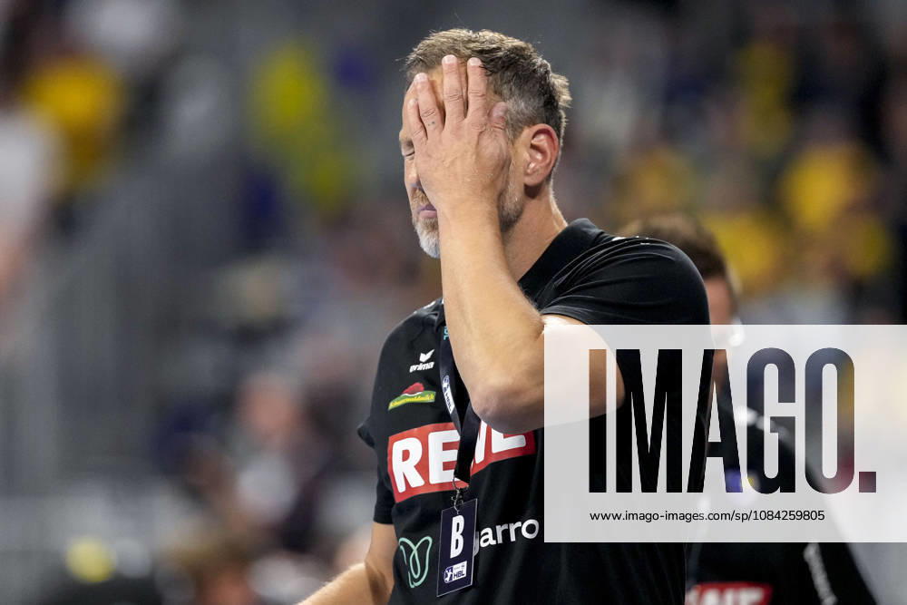 Maik Machulla, coach, head coach of the RNL, covers his face with his hand; single frame, single photo, action shot, looking disappointed, disappointment, frustration, pessimistic, October 8, 2026, Mannheim, Germany, handball, Bundesliga, Rhein-Neckar Löwen vs. ThSV Eisenach