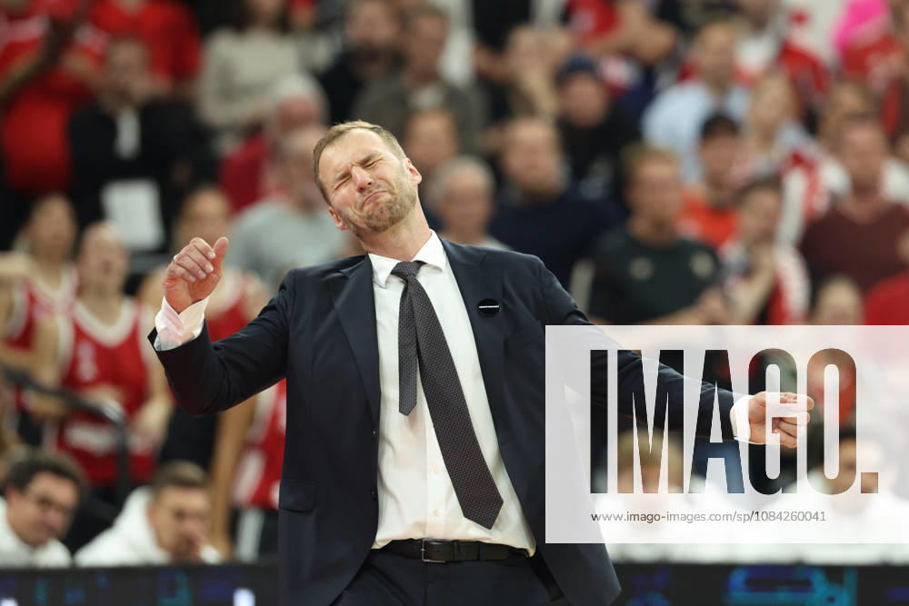 Anton Gavel, FC Bayern Basketball, Head Coach, frustrated, emotions, facial expressions, gestures, gesticulating, GER, FC Bayern Basketball vs. Virtus Bologna, basketball, EuroLeague, Matchday 4, 2026–2027 season, October 8, 2026, GER, FC Bayern Basketball vs. Virtus Bologna, basketball, EuroLeague, Matchday 4, 2026–2027 season, October 8, 2026, Munich