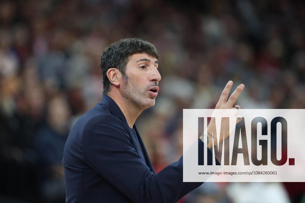 Alex Mumbru, head coach of Virtus Bologna, gesturing, GER, FC Bayern Basketball vs. Virtus Bologna, basketball, EuroLeague, Matchday 4, 2026–2027 season, October 8, 2026, GER, FC Bayern Basketball vs. Virtus Bologna, Basketball, EuroLeague, Matchday 4, 2026–2027 Season, October 8, 2026, Munich