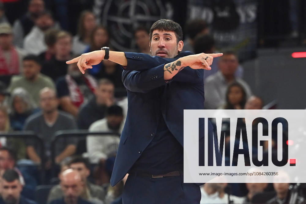Alex MUMBRU, Bologna Coach, gesturing, giving instructions, single frame, cropped close-up, half-length shot, Basketball EuroLeague, 2026–2027 season, FC Bayern Munich vs. Virtus Bologna on October 8, 2026, SAPGARDEN