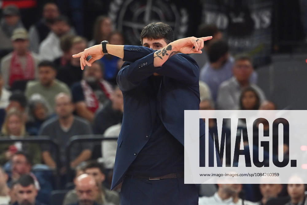 Alex MUMBRU, Bologna Coach, gesturing, giving instructions, single frame, cropped close-up, half-length shot, Basketball EuroLeague, 2026–2027 season, FC Bayern Munich vs. Virtus Bologna on October 8, 2026, SAPGARDEN