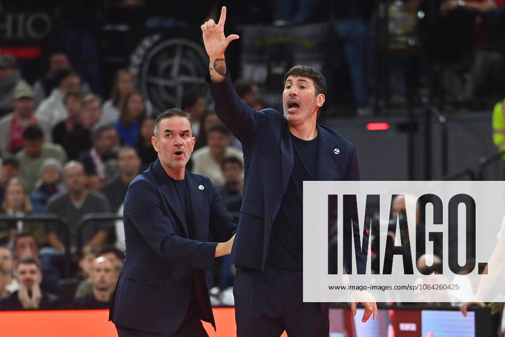 Alex MUMBRU, Bologna Coach, gesturing, giving instructions, single frame, cropped close-up, half-length portrait, Basketball EuroLeague, 2026–2027 season, FC Bayern Munich vs. Virtus Bologna on October 8, 2026, S A P G A R D EN