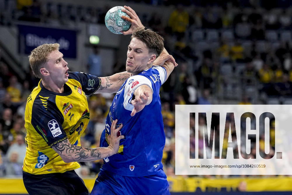 From left: Edwin Aspenbäck (RNL), 78, Oskar Joelsson (ThSV), 3, tackle, game scene, duel, tackle, tackling, dynamism, action, 08 10 2026, Mannheim, Germany, handball, Bundesliga, Rhein-Neckar Löwen vs. ThSV Eisenach