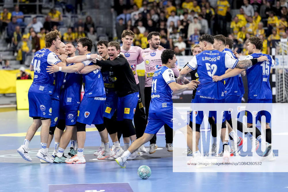 Players from ThSV Eisenach, celebrating after the final whistle, joy over the victory, winners, celebrating, cheering, happy, positive, delighted, optimistic, highlight, action, dancing in a circle, team huddle, October 8, 2026, Mannheim, Germany, handball, Bundesliga, Rhein-Neckar Löwen vs. ThSV Eisenach