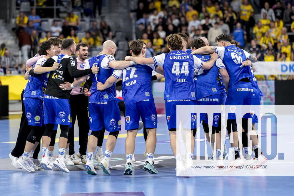 Players from ThSV Eisenach, celebrating after the final whistle, joy over the victory, winners, celebrating, cheering, happy, positive, delighted, optimistic, highlight, action, dancing in a circle, team huddle, October 8, 2026, Mannheim, Germany, handball, Bundesliga, Rhein-Neckar Löwen vs. ThSV Eisenach