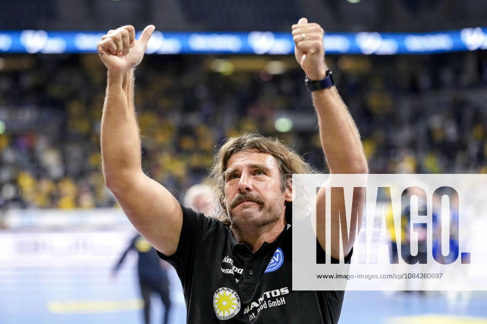 Sebastian Hinze, coach, head coach, ThSV, giving a thumbs-up, gesture, body language, confident, positive, optimistic, joy, happy, delighted, single frame, single photo, action, Celebrating after the final whistle, joy over the victory, winner, celebrating, cheerful, positive, happy, optimistic, highlight, October 8, 2026, Mannheim, Germany, handball, Bundesliga, Rhein-Neckar Löwen vs. ThSV Eisenach