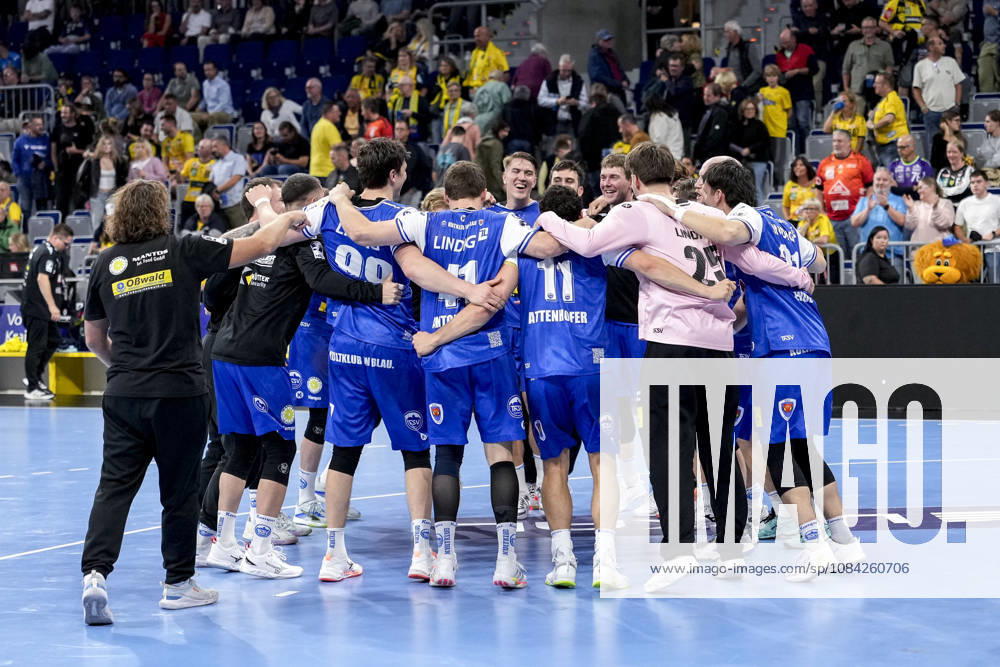 Players from ThSV Eisenach, celebrating after the final whistle, joy over the victory, winners, celebrating, cheering, happy, positive, delighted, optimistic, highlight, action, dancing in a circle, team huddle, October 8, 2026, Mannheim, Germany, handball, Bundesliga, Rhein-Neckar Löwen vs. ThSV Eisenach