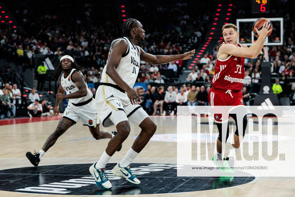Rokas Jokubaitis (FC Bayern Muenchen, 31) controls the ball against Aliou Diarra (Virtus Bologna, 31) during the Turkish Airlines EuroLeague match between FC Bayern Muenchen vs. Virtus Bologna at SAP Garden on round 4 of Turkish Airlines EuroLeague on October 08, 2026 in Munich, Germany. Bavaria Germany
