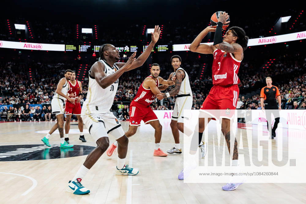 Marjon Beauchamp (FC Bayern Muenchen, 3) shooting the ball against Aliou Diarra (Virtus Bologna, 31) during the Turkish Airlines EuroLeague match between FC Bayern Muenchen vs. Virtus Bologna at SAP Garden on round 4 of Turkish Airlines EuroLeague on October 08, 2026 in Munich, Germany. Bavaria Germany