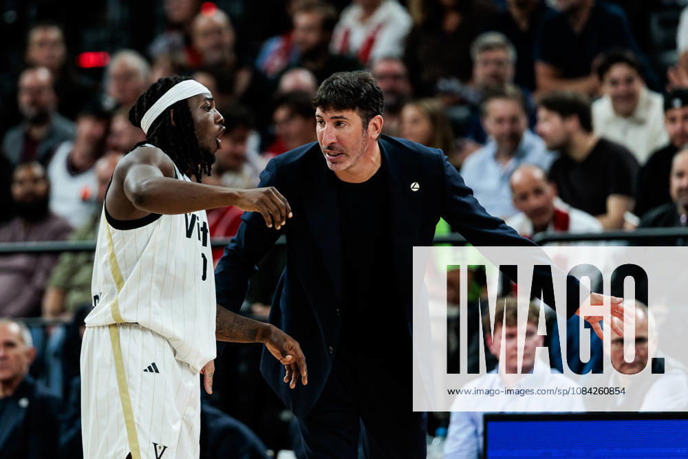 Alex Mumbru (Head Coach Virtus Bologna) talking to Rasheed Bello (Virtus Bologna, 0) during the Turkish Airlines EuroLeague match between FC Bayern Muenchen vs. Virtus Bologna at SAP Garden on round 4 of Turkish Airlines EuroLeague on October 08, 2026 in Munich, Germany. Bavaria Germany