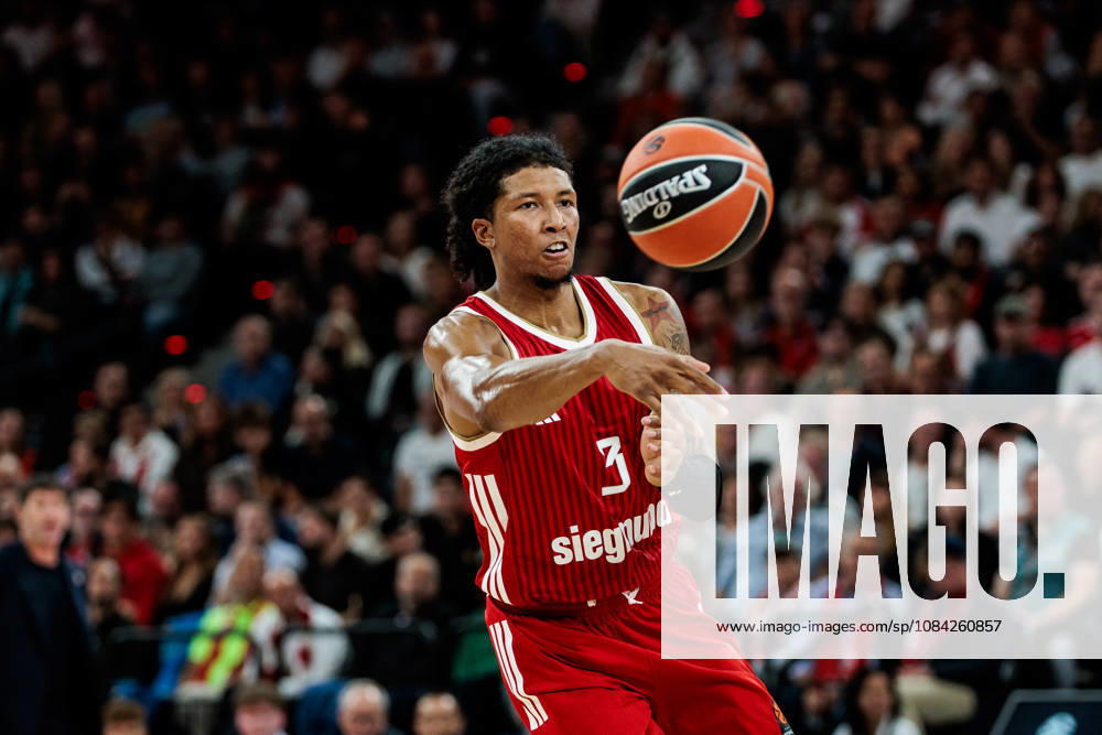 Marjon Beauchamp (FC Bayern Muenchen, 3) controls the ball during the Turkish Airlines EuroLeague match between FC Bayern Muenchen vs. Virtus Bologna at SAP Garden on round 4 of Turkish Airlines EuroLeague on October 08, 2026 in Munich, Germany. Bavaria Germany