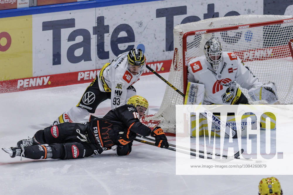 PEnny DEL Löwen Frankfurt vs. Krefeld Pinguine, October 8, 2026: Eric Uba (Löwen Frankfurt, 18) and Stuart Percy (Krefeld Pinguine, 93) battle for the puck in front of Felix Bick (Krefeld Pinguine, 31), Löwen Frankfurt vs. Krefeld Pinguine, Frankfurt, NIX Ice Arena