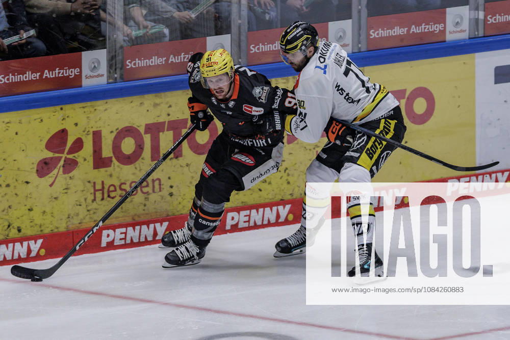 PEnny DEL Frankfurt Lions vs. Krefeld Penguins, October 8, 2026: Austin Wagner of the Löwen Frankfurt (91) and Mick Köhler of the Krefeld Pinguine (77) battle for the puck; Löwen Frankfurt vs. Krefeld Pinguine, Frankfurt, NIX Ice Arena