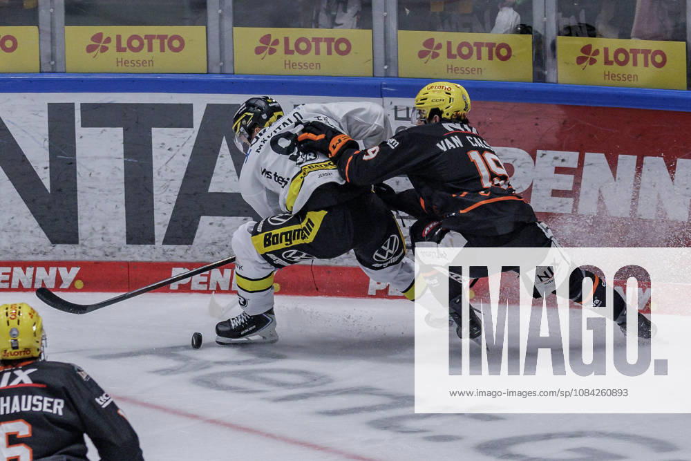 PEnny DEL Löwen Frankfurt vs. Krefeld Pinguine, October 8, 2026: Roope Mäkitalo of the Krefeld Pinguine (91) and Robin Van Calster of the Löwen Frankfurt (19) battle for the puck; Löwen Frankfurt vs. Krefeld Pinguine, Frankfurt, NIX Ice Arena