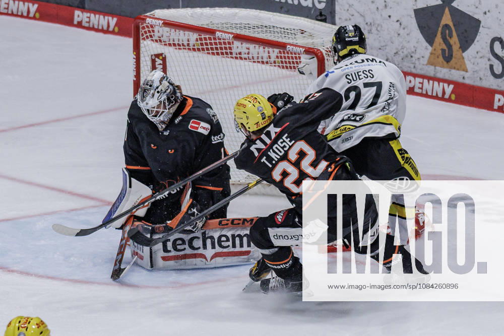PEnny DEL Löwen Frankfurt vs. Krefeld Pinguine, October 8, 2026: Nico Pertuch (Löwen Frankfurt 1) secures the puck in front of Timo Kose (Löwen Frankfurt 22) and C. J. Suess (Krefeld Pinguine 27), Löwen Frankfurt vs. Krefeld Pinguine, Frankfurt, NIX Ice Arena