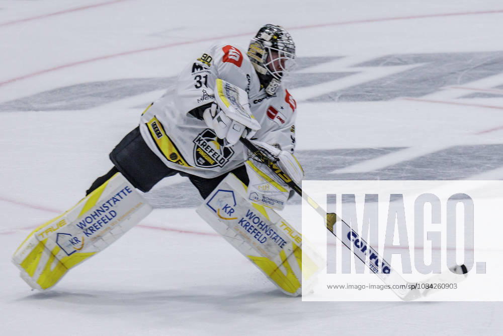 Penny DEL Löwen Frankfurt vs. Krefeld Pinguine, October 8, 2026 Felix Bick (Krefeld Pinguine) clears the puck, Löwen Frankfurt vs. Krefeld Pinguine, Frankfurt, NIX Ice Arena