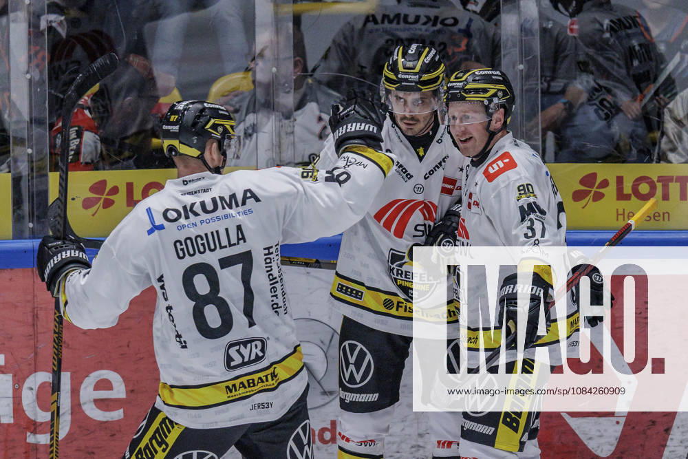 PEnny DEL Löwen Frankfurt vs. Krefeld Pinguine, October 8, 2026: Mathew Santos (Krefeld Pinguine, 95) scored the goal to make it 1–2 and celebrates with Max Newton (Krefeld Pinguine, 37) and Philip Gogulla (Krefeld Pinguine, 87), Löwen Frankfurt vs. Krefeld Pinguine, Frankfurt, NIX Ice Arena