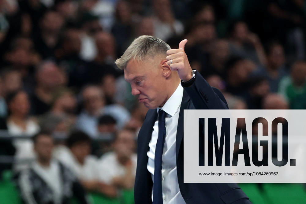 Panatinaikos AKTOR v Fenerbahce Tarfin - EuroLeague ATHENS, GREECE - OCTOBER 08 : Fenerbahce Tarfin head coach Sarunas Jasikevicius watches the game during the fourth-week EuroLeague basketball match between Panathinaikos AKTOR and Fenerbahce Tarfin at OAKA Sports Hall in Athens, Greece on October 08, 2026. Ayhan Mehmet Anadolu Athens Greece. Editorial use only. Please get in touch for any other usage.