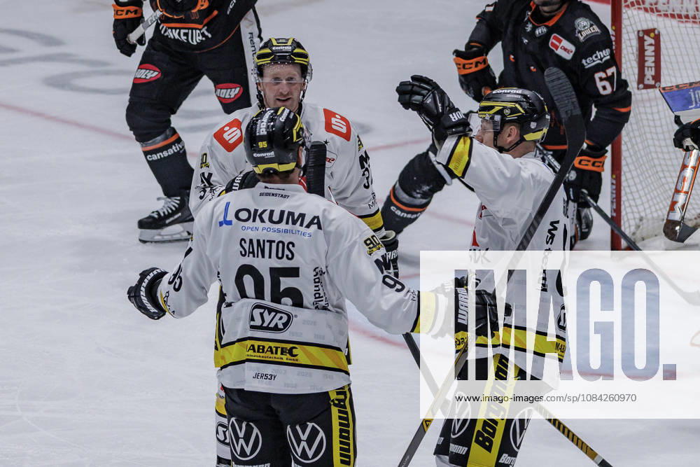 Penny DEL Löwen Frankfurt vs. Krefeld Pinguine, October 8, 2026 Mathew Santos (Krefeld Pinguine 95) and Philip Gogulla (Krefeld Pinguine 87) celebrate the goal that tied the game at 1-1, Löwen Frankfurt vs. Krefeld Pinguine, Frankfurt, NIX Ice Arena