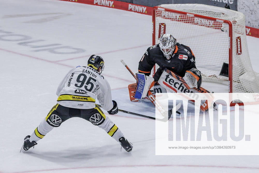 PEnny DEL Löwen Frankfurt vs. Krefeld Pinguine, October 8, 2026: Mathew Santos of the Krefeld Pinguine scores the goal to make it 1–2, leaving Nico Pertuch of the Löwen Frankfurt looking foolish; Löwen Frankfurt vs. Krefeld Pinguine, Frankfurt, NIX Ice Arena