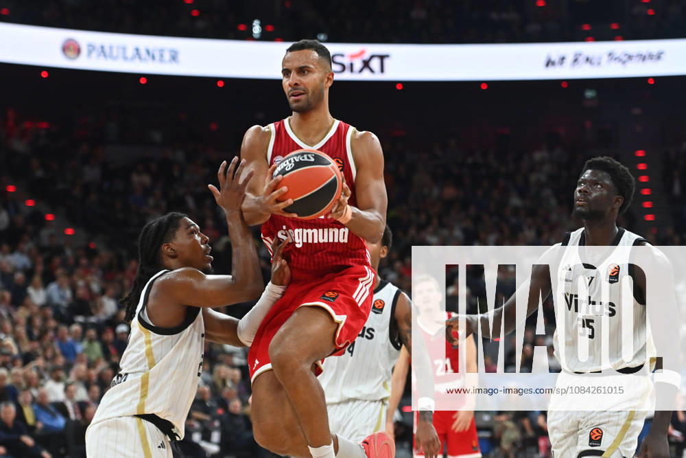 Johannes THIEMANN FCB, Action, One-on-one against Marcus Carr, Bologna, Mouhamet Diouf (right), Bologna Basketball EuroLeague, 2026–2027 Season, FC Bayern Munich vs. Virtus Bologna on October 8, 2026, S A P G A R D EN