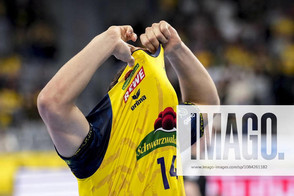 Gino Steenaerts (RNL), 14, buries his face in his jersey; single frame, single photo, action, Rhein-Neckar Löwen player, disappointed by the loss, disappointment after the final whistle, Highlight, Loser, Lost, Frustration, Disappointed, Pessimistic, October 8, 2026, Mannheim, Germany, Handball, Bundesliga, Rhein-Neckar Löwen vs. ThSV Eisenach
