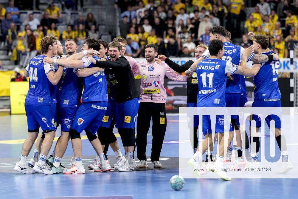 Players from ThSV Eisenach, celebrating after the final whistle, joy over the victory, winners, celebrating, cheering, happy, positive, delighted, optimistic, highlight, action, dancing in a circle, team huddle, October 8, 2026, Mannheim, Germany, handball, Bundesliga, Rhein-Neckar Löwen vs. ThSV Eisenach