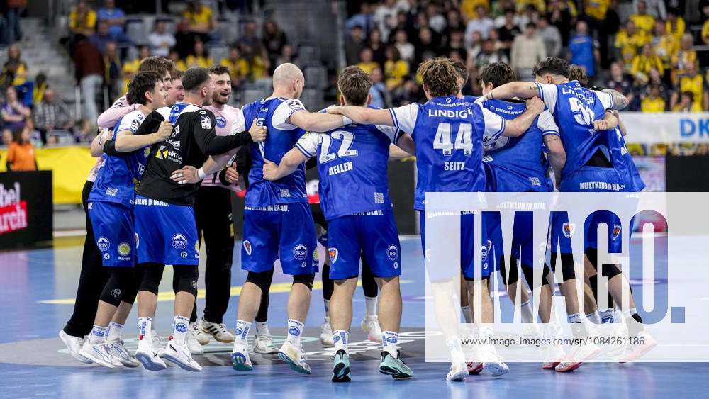 Players from ThSV Eisenach, celebrating after the final whistle, joy over the victory, winners, celebrating, cheering, happy, positive, delighted, optimistic, highlight, action, dancing in a circle, team huddle, October 8, 2026, Mannheim, Germany, handball, Bundesliga, Rhein-Neckar Löwen vs. ThSV Eisenach