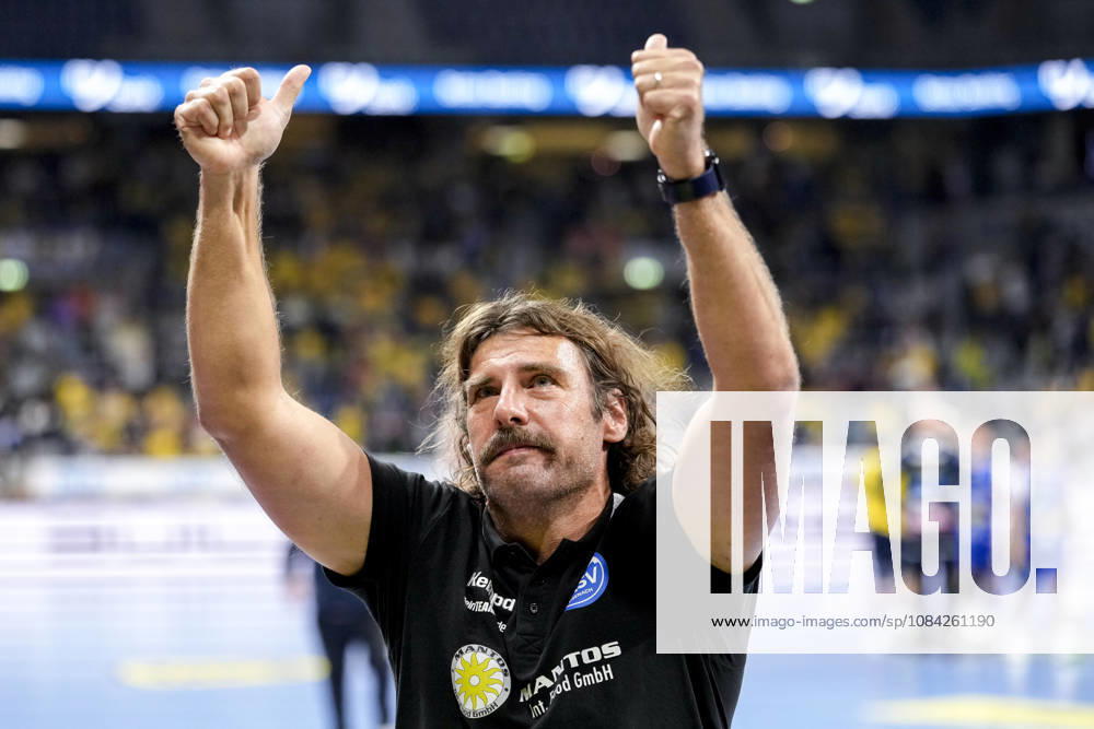 Sebastian Hinze, coach, head coach, ThSV, giving a thumbs-up, gesture, body language, confident, positive, optimistic, joy, happy, delighted, single frame, single photo, action, Celebrating after the final whistle, joy over the victory, winner, celebrating, cheerful, positive, happy, optimistic, highlight, October 8, 2026, Mannheim, Germany, handball, Bundesliga, Rhein-Neckar Löwen vs. ThSV Eisenach