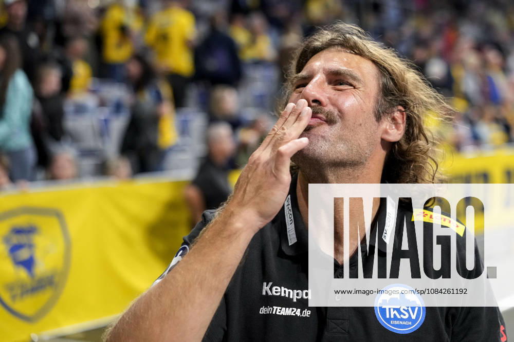 Sebastian Hinze, Coach, Head Coach, ThSV, blowing a kiss, single frame, single photo, action, Celebration after the final whistle, joy over the victory, winner, celebrating, cheerful, positive, happy, optimistic, highlight, action, 08 10 2026, Mannheim, Germany, handball, Bundesliga, Rhein-Neckar Löwen vs. ThSV Eisenach